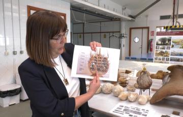  La jefa del Centro de Arqueología Subacuática, Milagros Alzaga, mostrando los detalles del estudio del pecio del Delta 1.