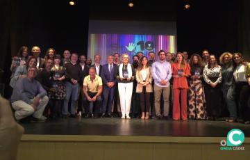 Foto de familia de los premiados sobre el escenario convocados por la Fundación del Cádiz C.F. 